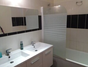 Bathtub - T3 in Bordeaux, 2 bedrooms "Chartons/Jardin public (Bordeaux)