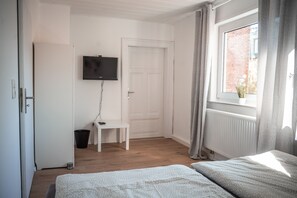 6 bedrooms, desk, travel crib, free WiFi