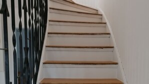 A staircase with wooden steps and black balusters. - House Morgentau centrally located with garden (Kassel)