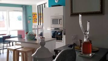 Een koelkast, een microgolfoven, een oven, een kookplaat