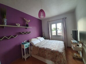 3 dormitorios, tabla de planchar con plancha, cuna de viaje