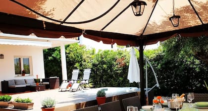 Spectacular villa with heated outdoor jacuzzi