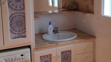 Een bad, een haardroger, handdoeken, zeep