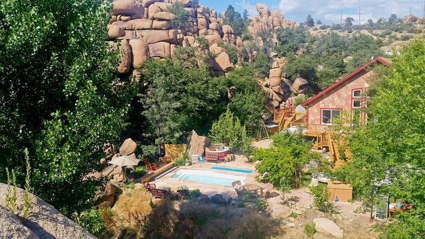 A resort with a pool, outdoor seating, and a view of rocky mountains. - Heaven on Earth Retreat's Sun Studio in Prescott's Gorgeous Granite Dells (Prescott)