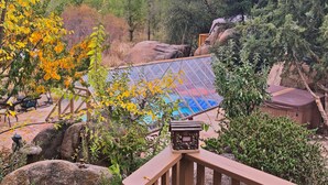 A deck with a view of a rocky landscape and a solar panel. - Heaven on Earth Retreat's Sun Studio in Prescott's Gorgeous Granite Dells (Prescott)