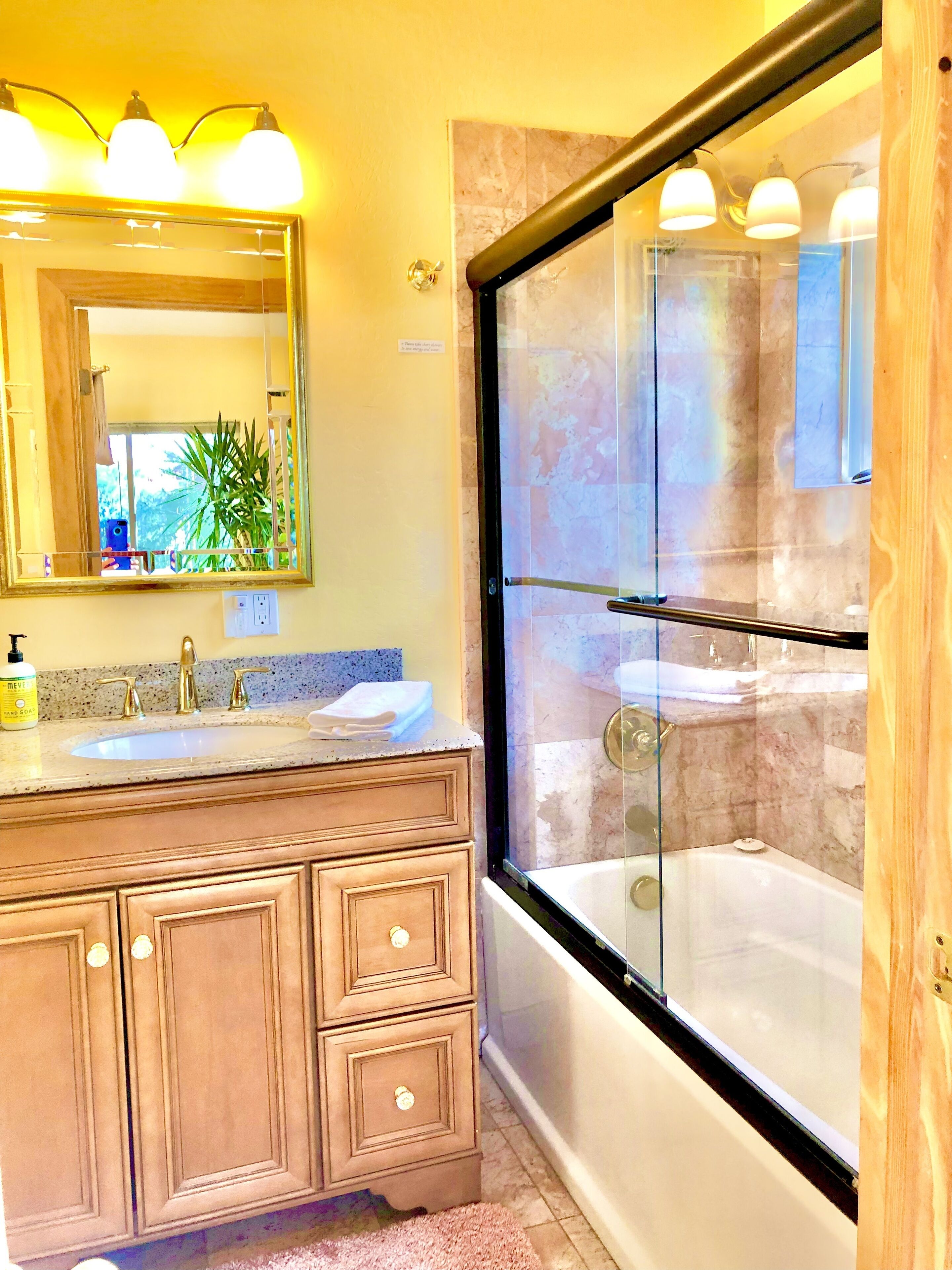 Kombination af bruser/badekar, miljøvenlige toiletartikler, hårtørrer