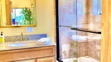 Een bad/douchecombinatie, milieuvriendelijke toiletartikelen