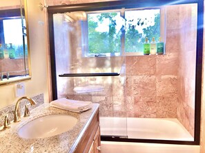 Combined shower/bathtub, eco-friendly toiletries, hair dryer, towels - Heaven on Earth Retreat's Sun Studio in Prescott's Gorgeous Granite Dells (Prescott)