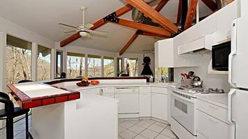 Kylskåp, mikrovågsugn, ugn och spishäll