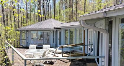 Lake Nantahala Lakefront Treehouse with private dock and hot tub.