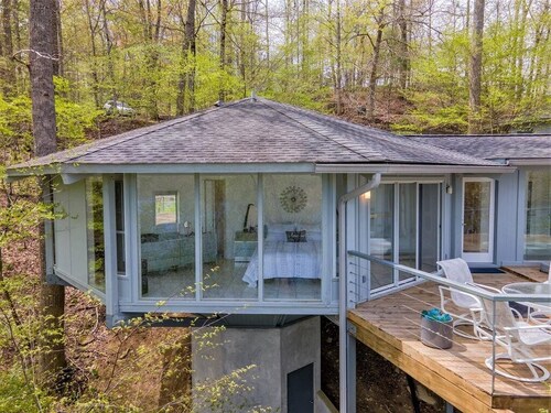Lake Nantahala  Lakefront Treehouse with private dock and hot tub.