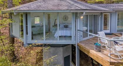 Lake Nantahala Lakefront Treehouse with private dock and hot tub.