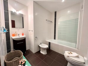 Bathtub, towels - PRAIA DA ROCHA BALCONY by HOMING (Praia da Rocha)