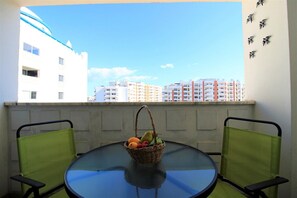 Outdoor dining - PRAIA DA ROCHA BALCONY by HOMING (Praia da Rocha)