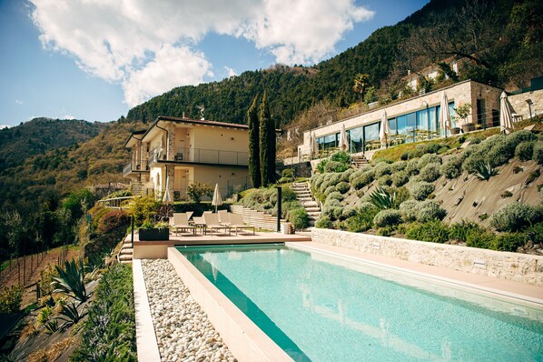 Una piscina al aire libre, una piscina climatizada