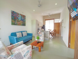Deluxe Condo | Living area | TV - Charming Jaco Beach Condo Vereda B3 (Jacó)