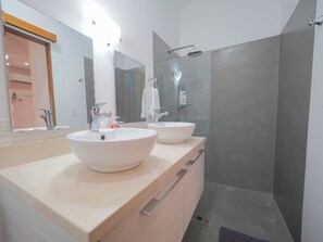 Deluxe Condo | Bathroom - Charming Jaco Beach Condo Vereda B3 (Jacó)