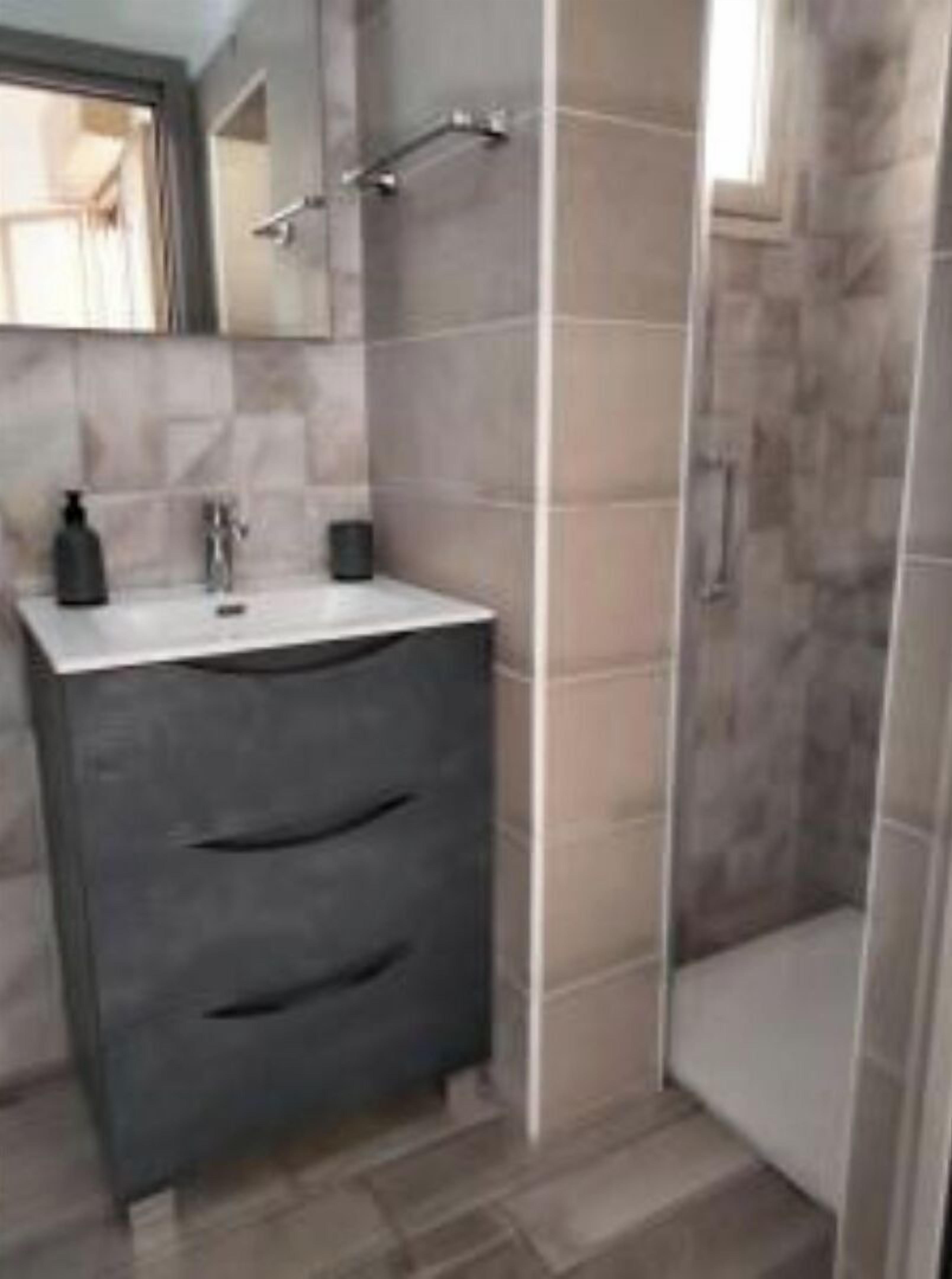 Douche, articles de toilette gratuits, sèche-cheveux, bidet
