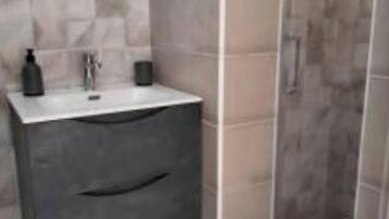 Douche, articles de toilette gratuits, sĂšche-cheveux, bidet