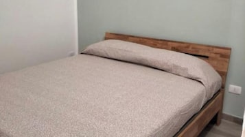 1 bedroom, bed sheets