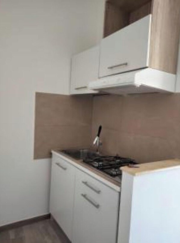 Fridge, coffee/tea maker
