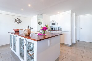 Fridge, microwave, oven, dishwasher - La Plantation - Piscine et climatisation (Saint-Francois)