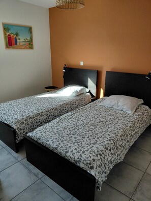 2 室のベッドルーム、アイロン / アイロン台