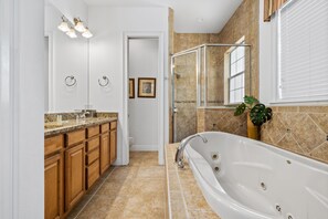 Badewanne, Haartrockner, Handtücher