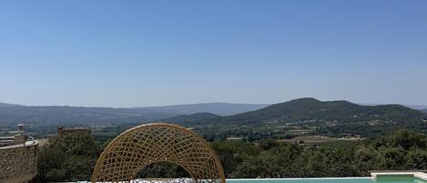 Una piscina al aire libre, una piscina con borde infinito