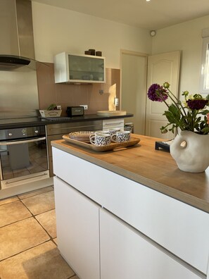 Fridge, microwave, oven, dishwasher - Luxurious villa offers a breathtaking 200° open view of the Luberon (Saint-Saturnin-lès-Apt)