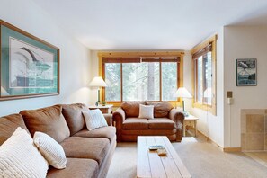 Televisión, chimenea, reproductor de DVD y futbolito 