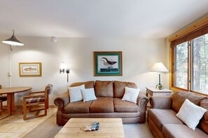 Televisión, chimenea, reproductor de DVD y futbolito 