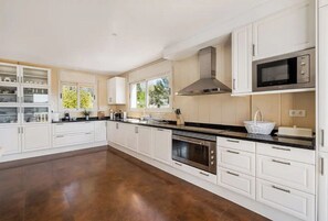 Frigorífico, microondas, horno y lavavajillas