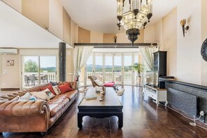 Una televisión, una chimenea