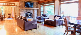 Dowling Lakefront Lodge: Dock, Game Room, Firepit, Fireplace