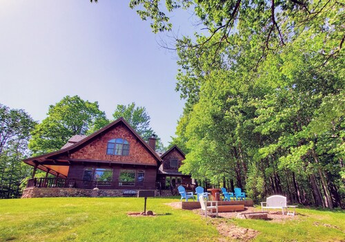 Dowling Lakefront Lodge: Dock, Game Room, Firepit, Fireplace