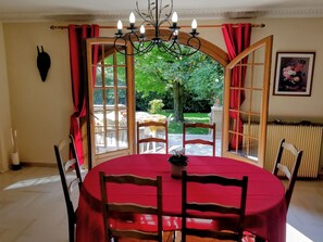 Dining - Villa with large garden in quiet location near Paris, Orly, forest and lakes (Draveil)