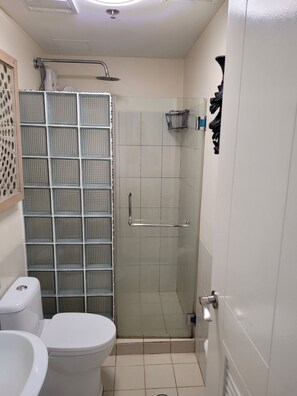 Shower, hair dryer, towels, soap - Juja's place (Manila)