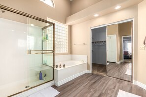 Baignoire, séchoir à cheveux, serviettes fournies, savon