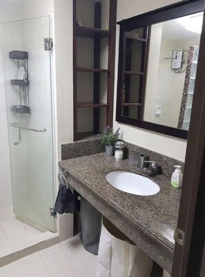 Ducha, secador de pelo, toallas y jabón