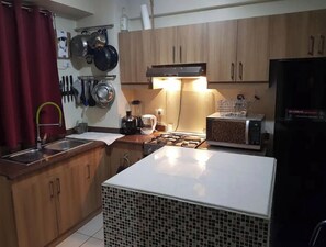 ثلاجة، ميكروويف، فرن، موقد طهي مسطح