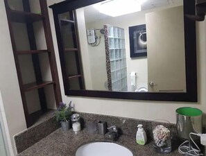Shower, hair dryer, towels, soap - Mucucu's place (Pasig)