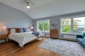 4 bedrooms, desk, iron/ironing board, travel cot - Luxurious, ADA accessible lakefront home for the whole family near Acadia (Dedham)