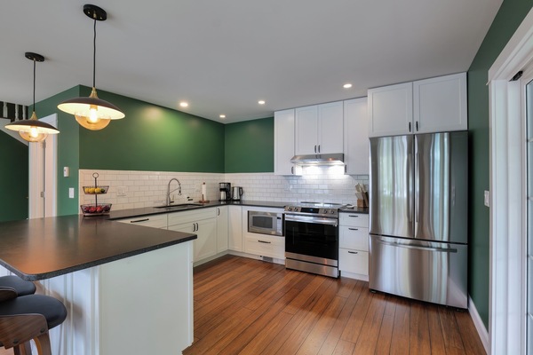 Frigorífico, microondas, horno y placa de cocina