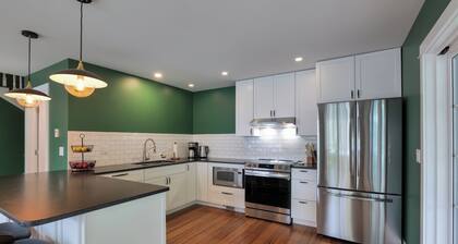 Luxurious, ADA accessible lakefront home for the whole family near Acadia