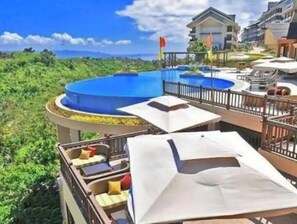 Outdoor pool - Relaxing place for you (Malay)