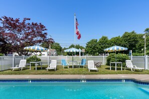 Seasonal outdoor pool, pool umbrellas, sun loungers - The Beaches Guest Rooms and Cottages (Wells)