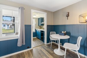 1 Queen Cottage | Living area | TV