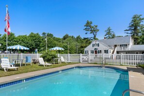 Seasonal outdoor pool, pool umbrellas, sun loungers - The Beaches Guest Rooms and Cottages (Wells)