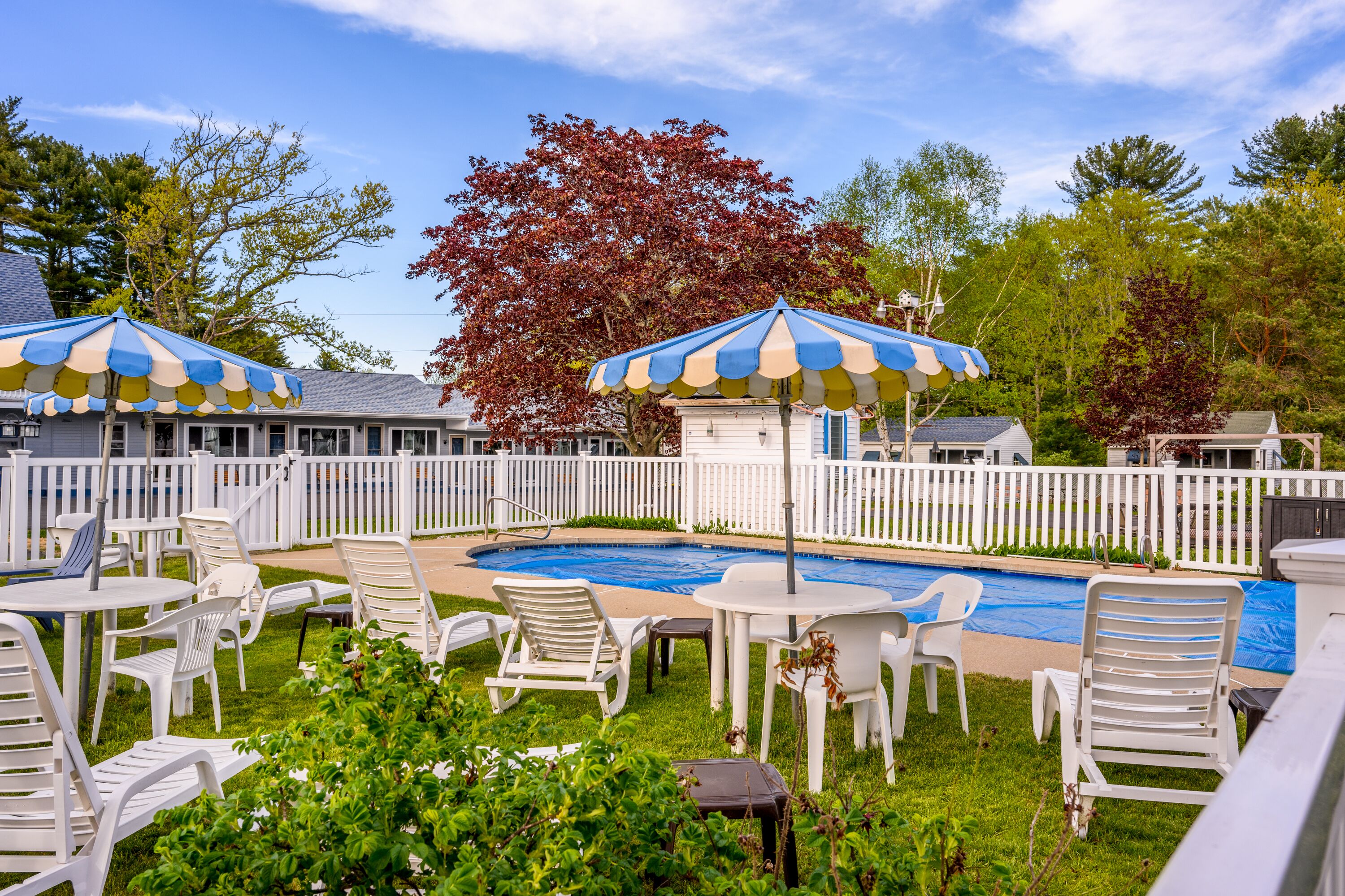 Kauden mukainen ulkouima-allas, aurinkovarjoja, aurinkotuoleja